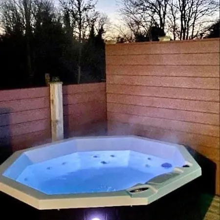 Semesterbostad Oak 8 Hot Tub *